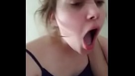 Novinha orgasmo gostoso com o pau do namorado na buceta