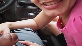 Vídeo de mulher chupando pau do namorado no carro