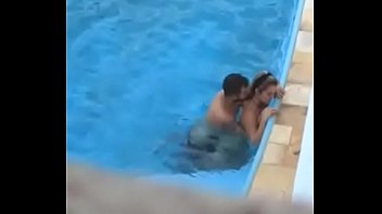 Sexo em festa da piscina com loira dando o cu