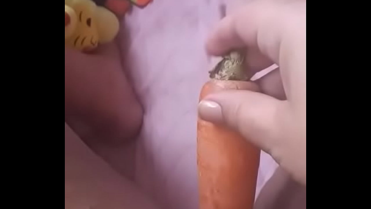 Enfiando cenoura na buceta