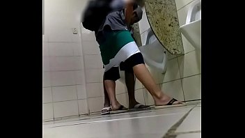 Flagra gay no banheiro
