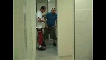 Gay dando o cu no banheiro