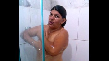 Minha tia tomando banho