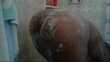 Mulata tomando banho