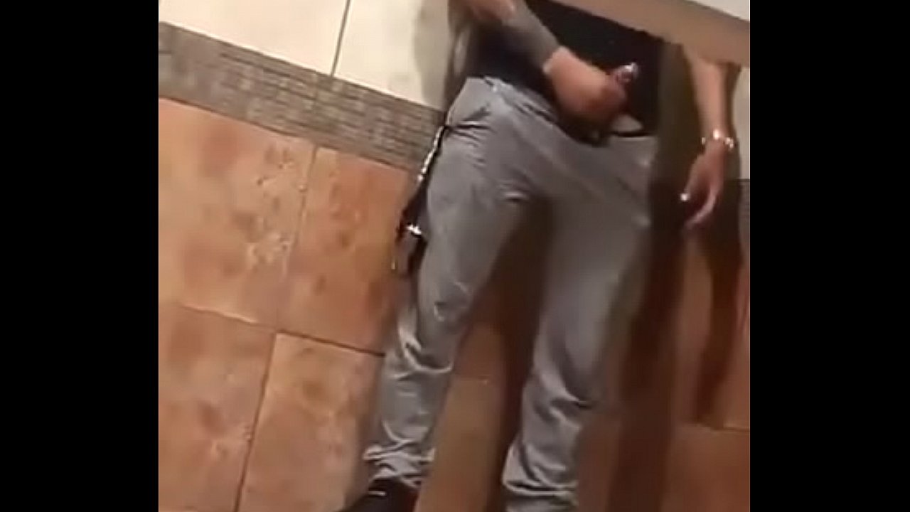 Sexo gay no banheiro público