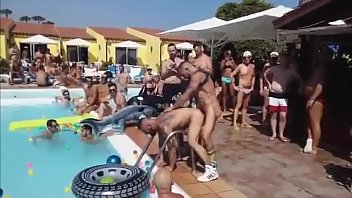 Suruba gay na piscina