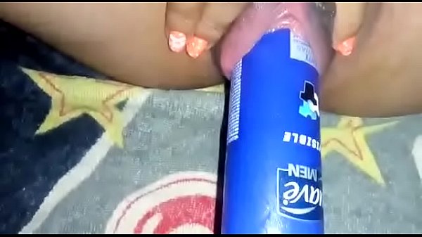 Novinha gozando com desodorante