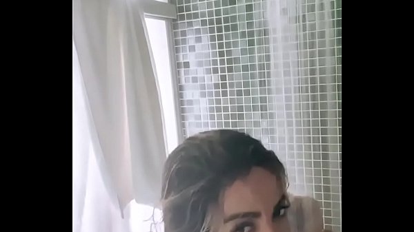 Anitta tomando banho