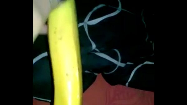 Colocando uma banana