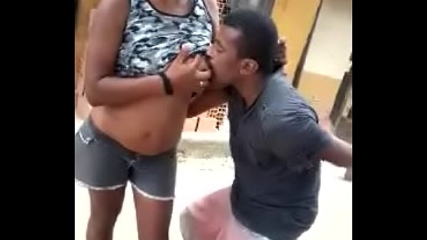 Homem chupando mama de mulher