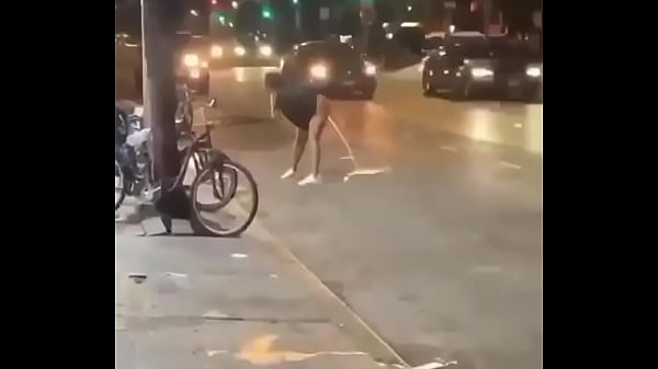Mulheres mijando na rua