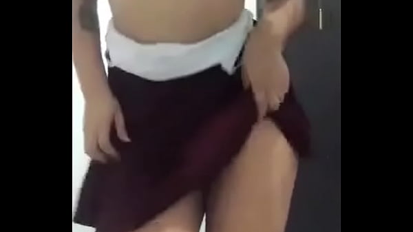 Novinha dançando de saia sem calcinha