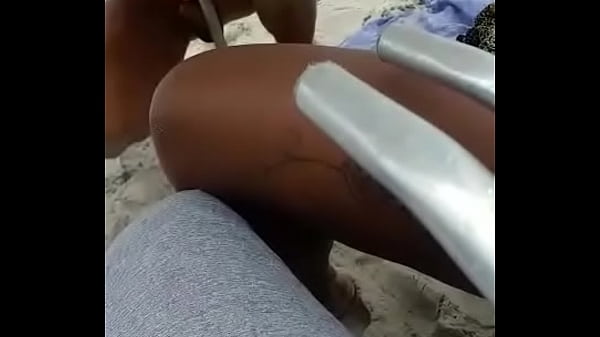 Safada na praia de nudismo