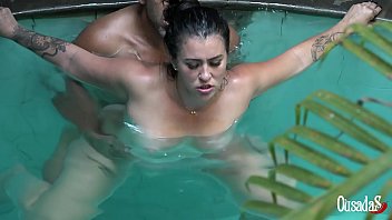 Vadia gostosa fazendo porno brasileiro na piscina