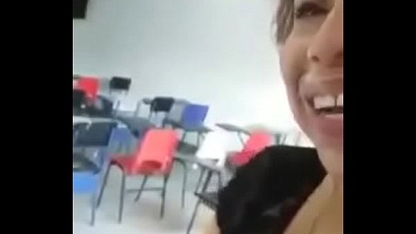 Novinha paga boquete na sala de aula
