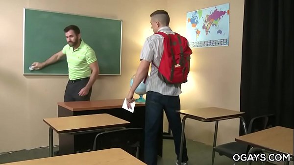 Aluno transando com profesor na saula gay