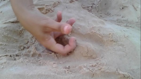 Dedada na areia da praia