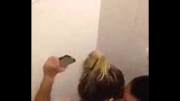Mujeres haciendo popo en el baño amostrando como sale el mpopo