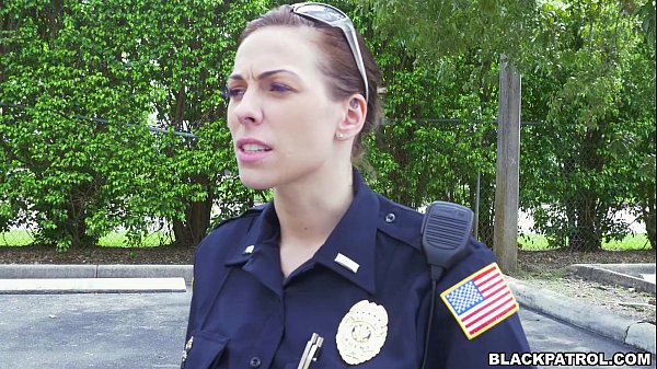 Mulheres policias dando