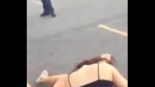 Mulher tem as roupas arrancadas durante briga