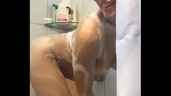 Novinhas tomando banho gostosas