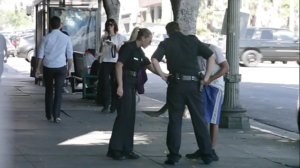 Polícia mulher prendendo homem