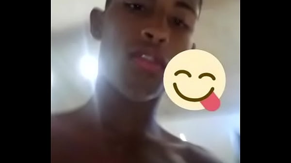 Porno xvideos gay mostrando novinho rabudo sentando no pau do primo tarado