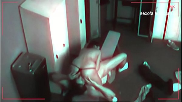 Câmera escondida filma homem entrando no quarto