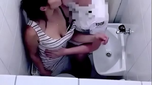Mulher si masturabando no banheiro