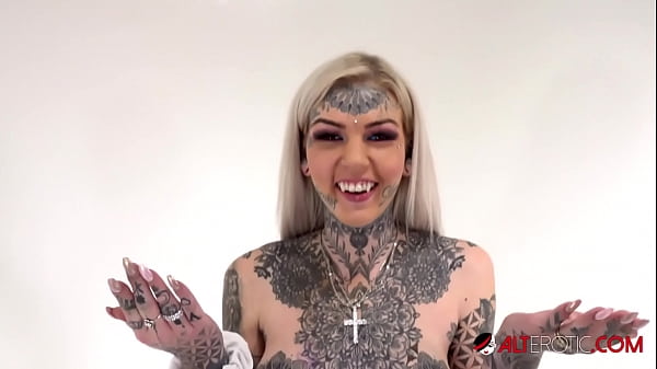 Sexo com munheres  tatuadas