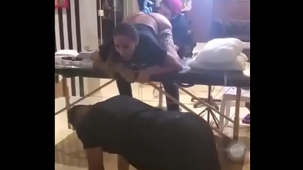 Anitta fazendo tatuagem no anus