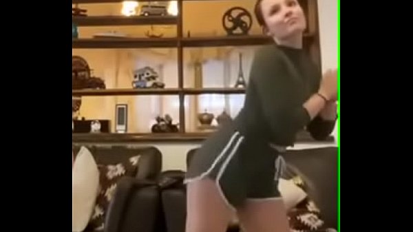 Baixa vídeo pornô Larissa Manoela mostrando a buceta