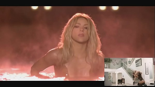 Cantora Shakira tranzando de  pijama transparente