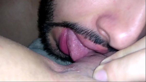 Chupando a língua da buceta