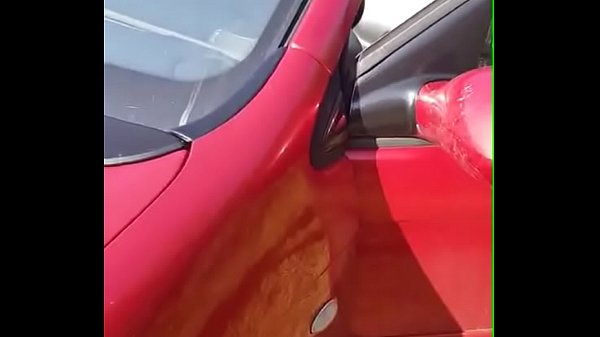 Corno deixa estranho foder sua mulher dentro do carro