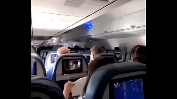 Dando a buceta no avião