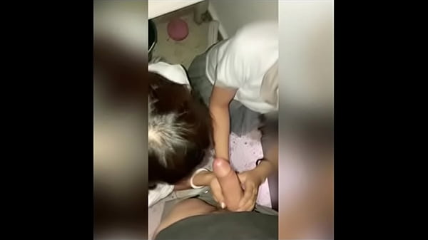 Dois homens fazendo sexo oral nela