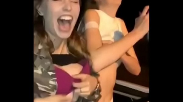 Duas lésbicas chupando o mesmo peito