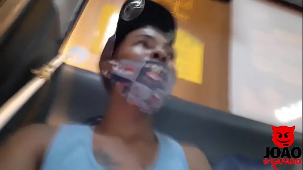 Encostou a cara no pau em ônibus público