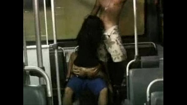 Encoxando mulher no ônibus público