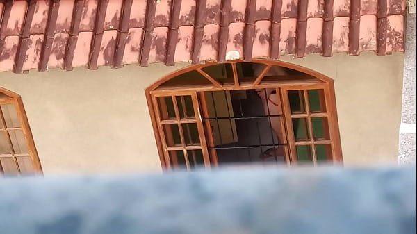 Fagra espiando a vizinha tomabanho no  quintal