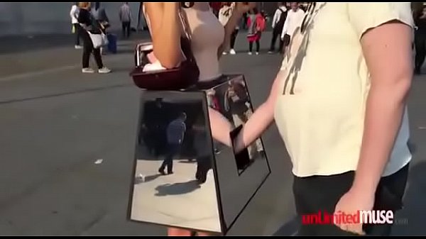 Homem batendo punheta na rua