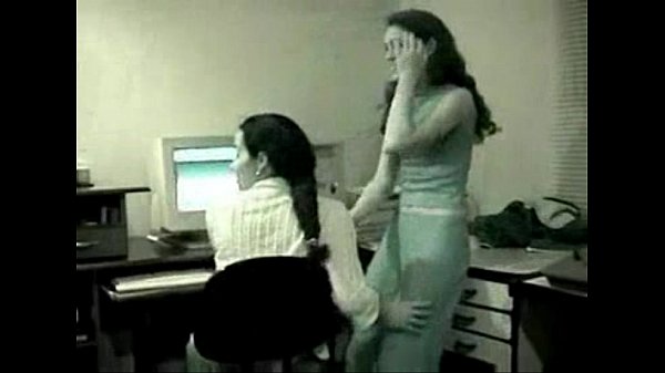 Homem masturbando mulher em escritório ou escola
