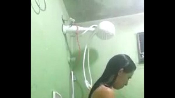 Homem nu no banho