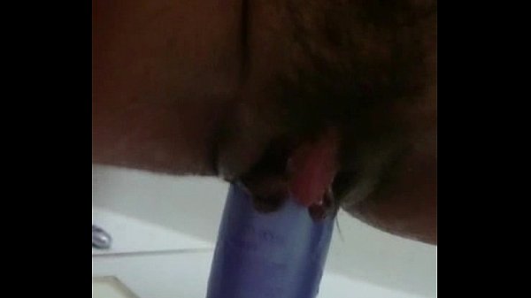 Homen enfiando a língua na buceta