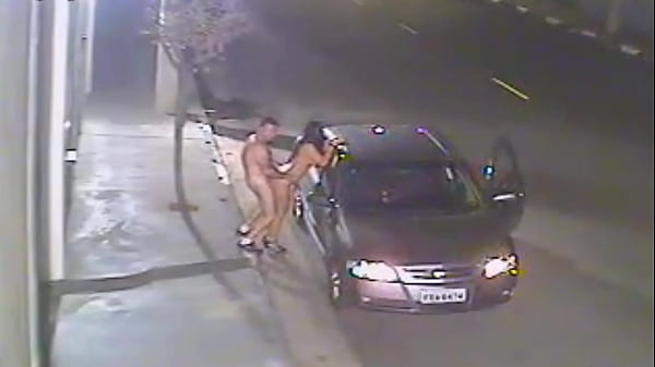 Ladrão obriga ela a fazer sexo na rua