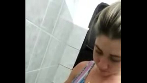 Marido flagra nas câmeras a mulher dando problema entregador