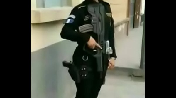Mulher comeuda por policia