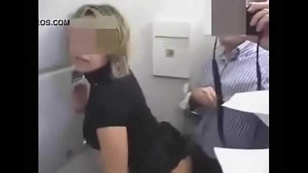 Mulher gostosa dando o cu no banheiro do aviao