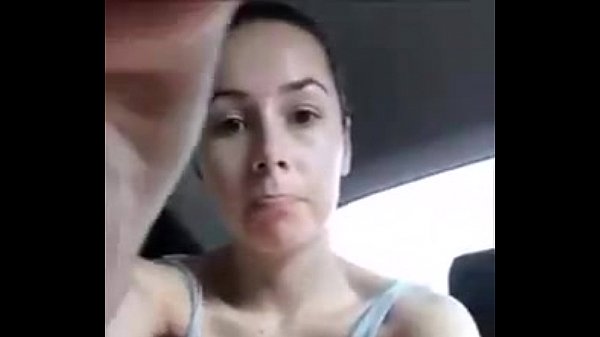 Mulher se masturbando na marcha do carro
